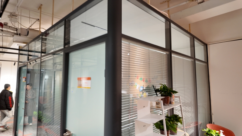 玻璃隔斷隔音施工現(xiàn)場·.JPG 玻璃隔斷隔音施工現(xiàn)場·.JPG